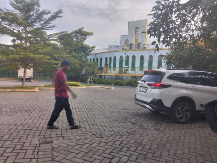 jamaah_masjid_agung_deli_serdang_keluhkan_jukir_liar_pungli_uang_parkir