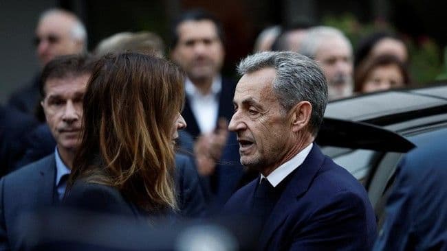 momen_haru_carla_bruni_istri_eks_presiden_prancis_antar_sang_suami_ke_penjara