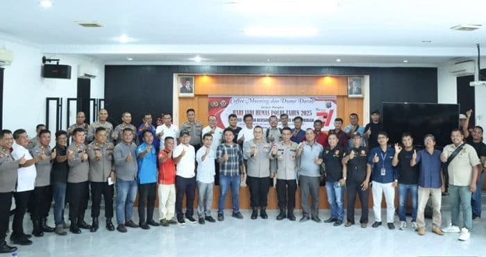 peringati_hut_humas_polri_ke74_polres_sibolga_gelar_donor_darah_dan_coffee_morning_bersama_wartawan