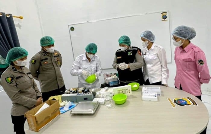 sppg_polres_batu_bara_resmi_diluncurkan_biddokkes_polda_sumut_uji_keamanan_menu_mbg_untuk_siswa