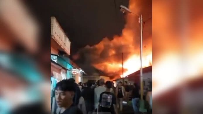 tujuh_rumah_di_tanjungbalai_ludes_terbakar_diduga_akibat_korsleting_listrik