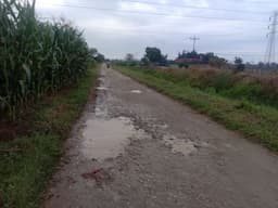 warga_narumonda_viii_toba_keluhkan_jalan_rusak_harap_pemkab_segera_perbaiki