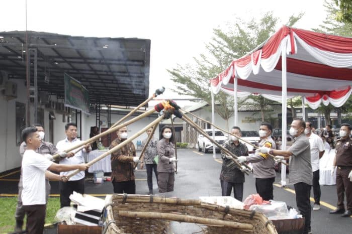 112_perkara_inkrah_kajari_dan_polres_sergai_musnahkan_barang_bukti