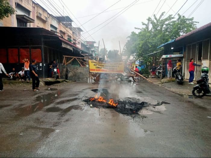 tolak_eksekusi_ribuan_warga_pantai_timur_blokade_jalan