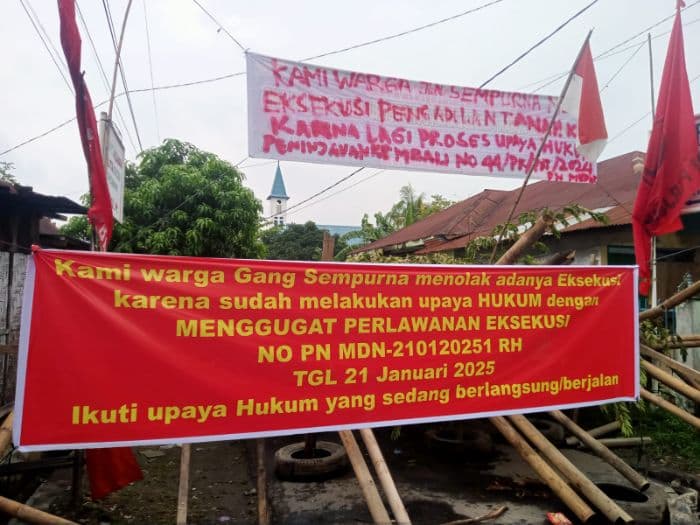 warga_pantai_timur_masih_memblokade_jalan_sejumlah_tempat_usaha_tutup