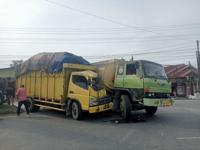 truk_tangki_tabrak_mitsubishi_fuso_di_tanjung_morawa