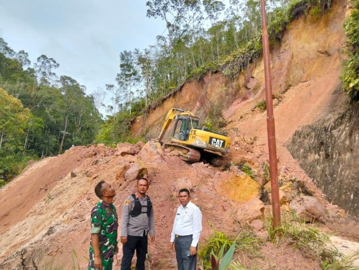 tujuh_desa_terisolasi_akibat_longsor_di_kecamatan_habinsaran