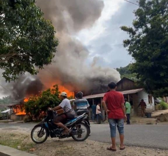 diduga_korsleting_lima_rumah_terbakar_di_tantom_tapsel