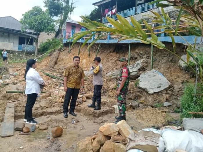 tanah_longsor_di_kelurahan_sibolga_ilir_tutup_akses_jalan