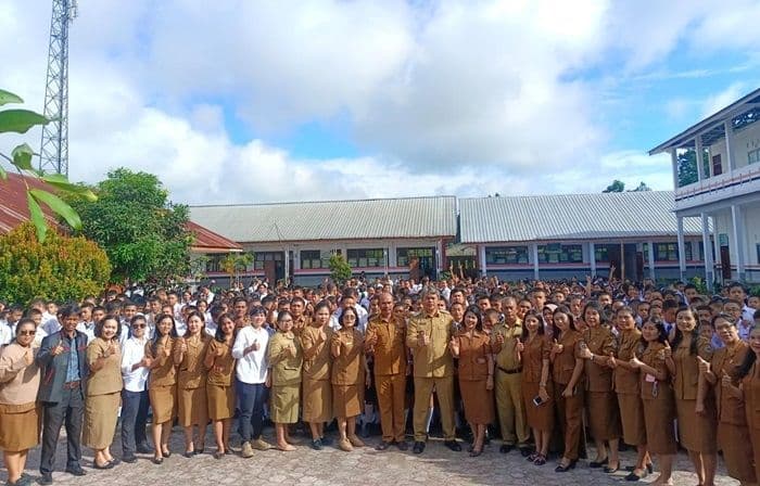 ajak_siswa_gunakan_waktu_wabup_taput_sampaikan_pesan_penting_pada_guru