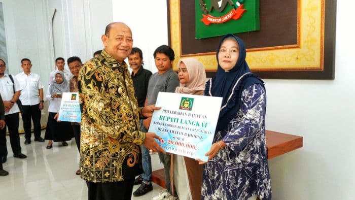 bupati_langkat_serahkan_rp120_juta_bantu_korban_kebakaran_di_bahorok