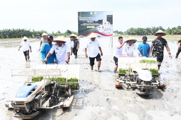 disaksikan_wagub_sumut_prabowo_tebar_benih_padi_pakai_drone_sehari_25_hektar