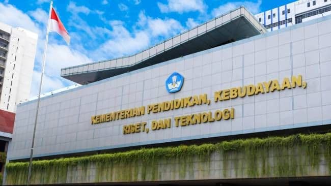 kemendiktisaintek_dorong_kampus_rancang_kurikulum_sendiri
