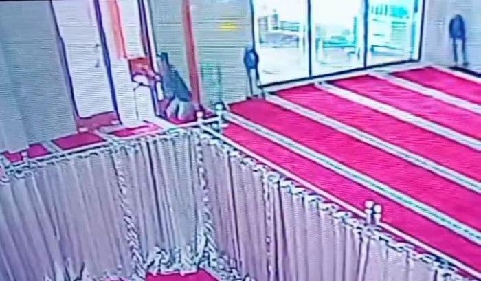 seorang_pria_terekam_cctv_bobol_dua_kotak_infaq_masjid_sekaligus_