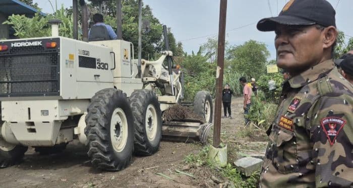 warga_bersama_grib_binjai_gotong_royong_perbaiki_jalan_rusak_di_binjai_selatan