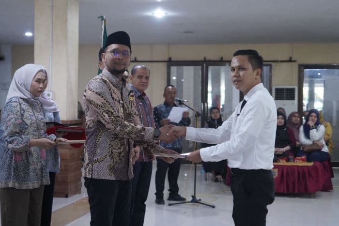 95_cpns_labusel_resmi_terima_sk_pengangkatan_dari_bupati_fery_simatupang