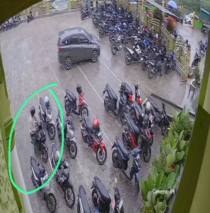 maling_motor_terekam_cctv_saat_beraksi_di_halaman_masjid_agung_sidikalang