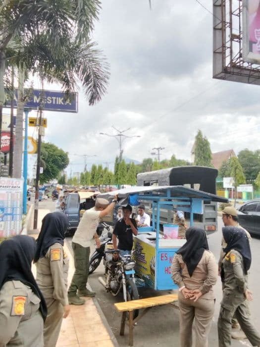 satpol_pp_padangsidimpuan_tertibkan_pkl_dan_pondok_pekat_di_dua_kecamatan