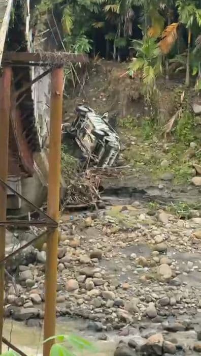terobos_jembatan_rusak_mobil_double_cabin_terjun_ke_sungai_di_deli_serdang