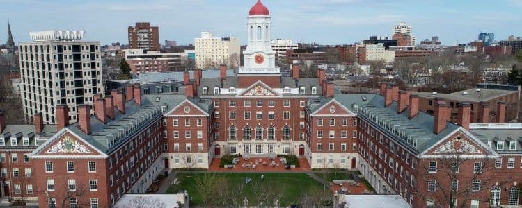 trump_cabut_izin_mahasiswa_asing_di_harvard_universitas_siapkan_gugatan