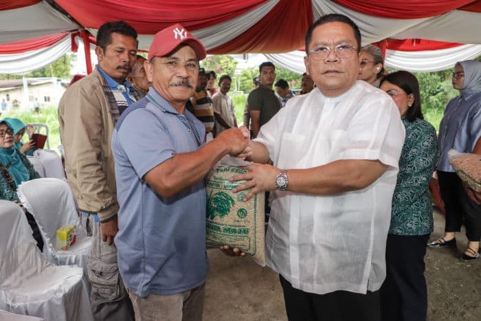 wali_kota_siantar_berikan_10_ton_benih_padi_unggul_di_kelurahan_bah_sorma