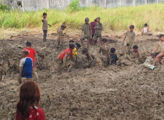 warga_asahan_gali_mangga_ilegal_yang_sudah_dimusnahkan_dengan_cairan_bakteri