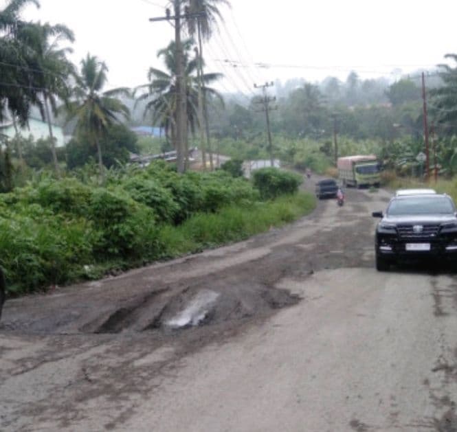 warga_keluhkan_jalan_abdul_haris_nasution_padangsidimpuan_rusak_parah