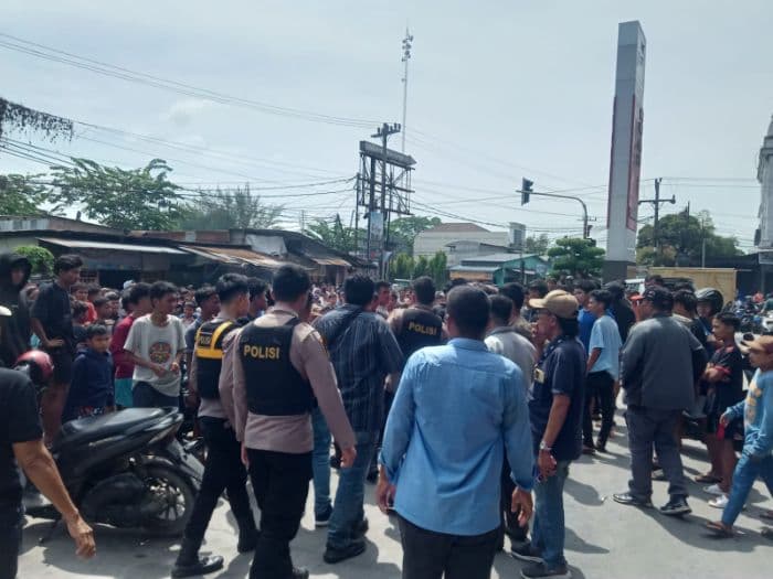 foto_ribuan_warga_tanjung_mulia_hadang_pn_medan_dan_polisi_tolak_eksekusi_rumah