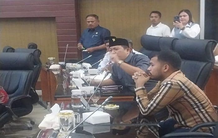 rapat_paripurna_dprd_deli_serdang_ricuh_wakil_ketua_dewan_nyaris_duel_dengan_anggota_fraksi