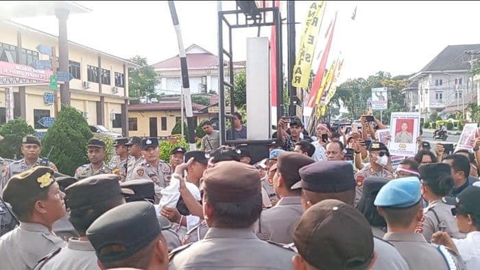 ratusan_warga_pematangsiantar_desak_polisi_usut_tuntas_hilangnya_iptu_tomi_marbun