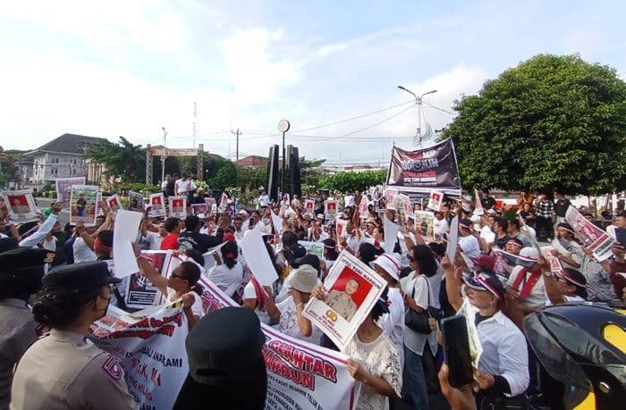 ratusan_warga_tuntut_kepastian_kasus_hilangnya_iptu_tomi_marbun_ini_kata_kapolres_siantar