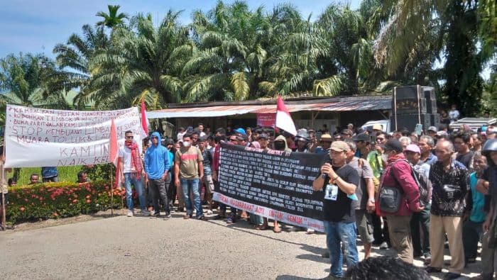rusak_hutan_mangrove_di_muara_tapus_pintu_pt_nauli_sawit_diblokade_ratusan_warga