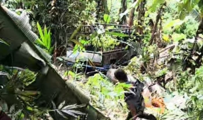 sopir_diduga_mengantuk_mobil_l300_terjun_ke_jurang_di_sibolangit_
