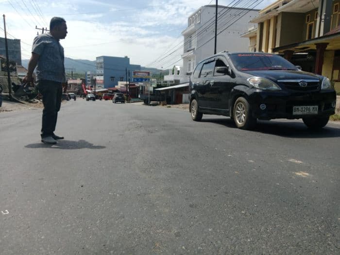 warga_keluhkan_jalan_bergelombang_di_turunan_pasar_gunung_tua