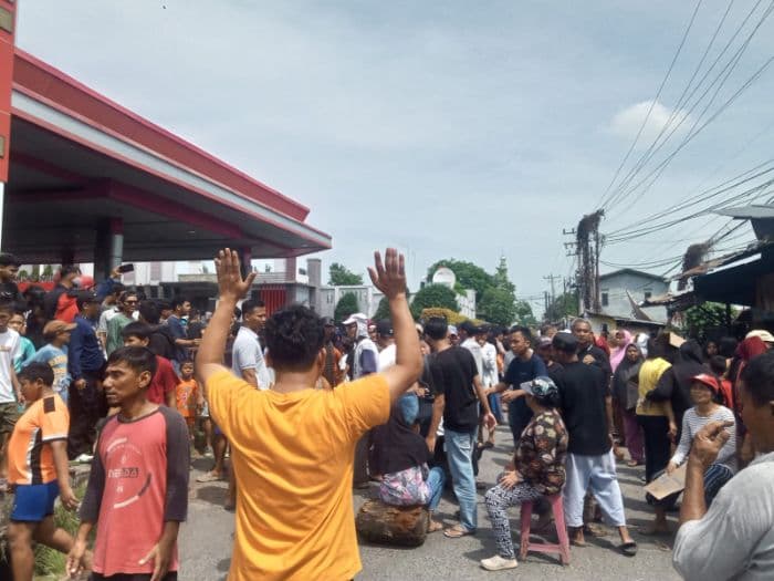 warga_medan_deli_hadang_eksekusi_rumah_jalan_alumunium_i_diblokade