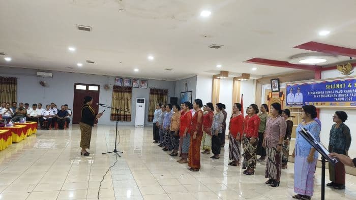 bunda_paud_kecamatan_sekabupaten_nisel_dikukuhkan_ini_pesan_militina_laia