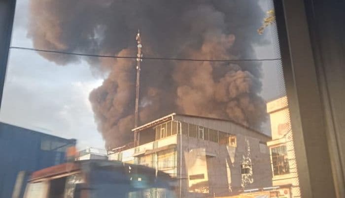 gudang_pt_agro_raya_mas_terbakar_hebat_api_sulit_dipadamkan