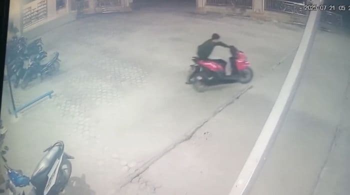 motor_jamaah_masjid_di_kisaran_raib_saat_salat_subuh_aksi_terekam_cctv