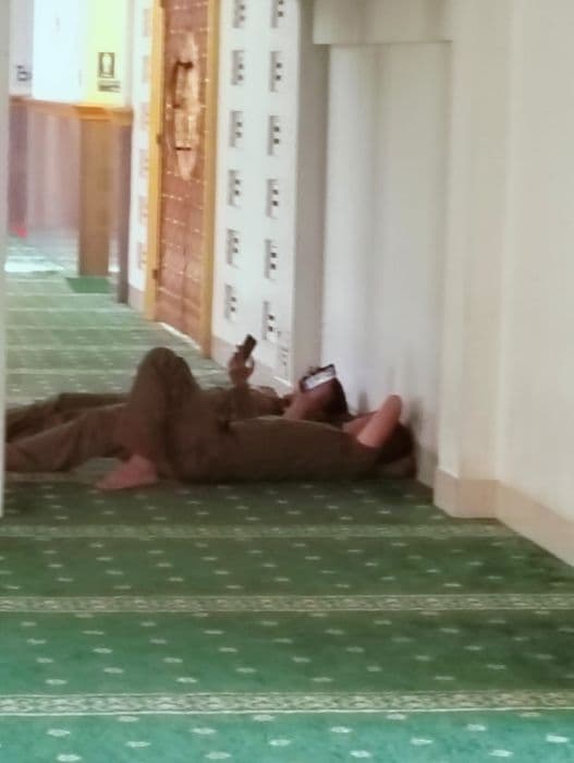 satpol_pp_tiduran_saat_jam_dinas_di_masjid_agung_sultan_lubuk_pakam_