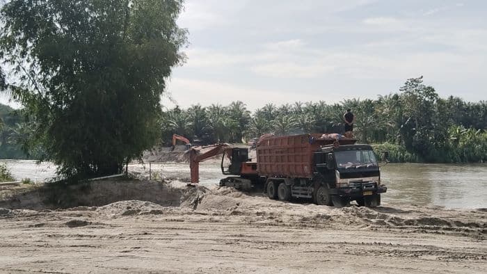 tambang_pasir_diduga_ilegal_bebas_beroperasi_di_desa_manggis_sergai