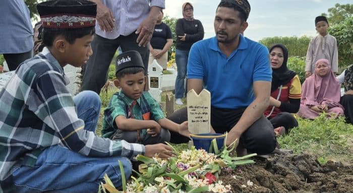 tangis_pecah_di_pemakaman_ayu_ibu_empat_anak_yang_dibunuh_suami_anggota_tni_