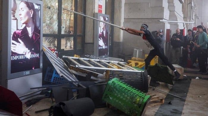 demo_di_italia_polisi_bentrok_dengan_massa_di_milan_dan_kota_pelabuhan