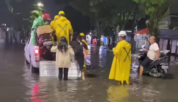 hujan_lebat_di_medan_sejumlah_jalan_tergenang_air