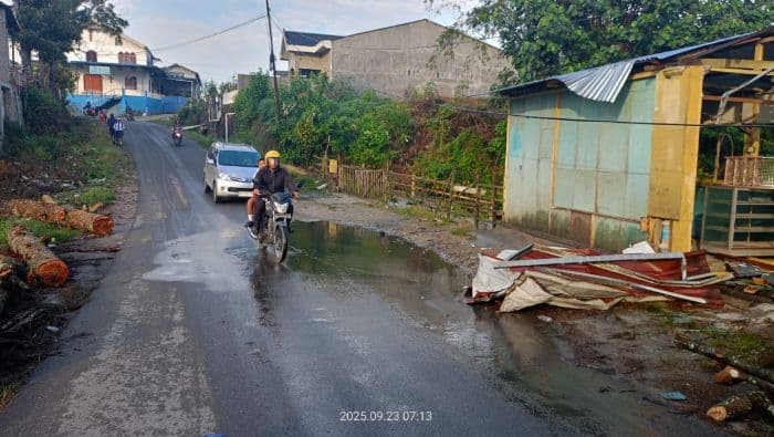 jalan_hotmix_di_sidikalang_dairi_terancam_amblas_warga_desak_pemerintah_segera_tindaklanjuti