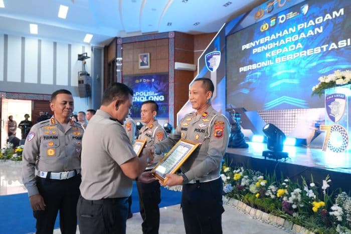 kasat_lantas_polres_labusel_terima_penghargaan_dari_kapolda_sumut_di_hut_ke70_lalu_lintas