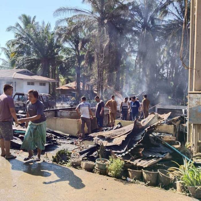 kebakaran_di_batu_gana_paluta_hanguskan_rumah_dan_mobil