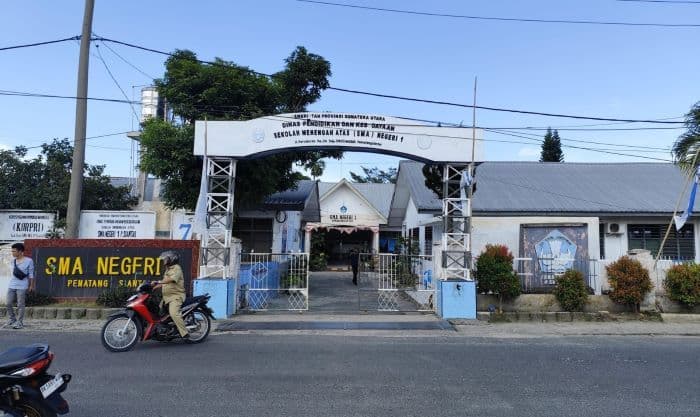 menu_mbg_di_sman_1_siantar_dikeluhkan_murid_bau_tak_sedap_banyak_tak_dimakan