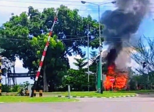 rumah_gubuk_di_acces_road_inalum_terbakar_pemilik_alami_luka_bakar