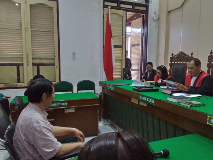 terdakwa_perusakan_pagar_seng_di_medan_area_dr_paulus_yusnari_divonis_empat_tahun_penjara