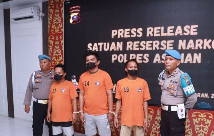 tiga_pria_asahan_ditangkap_polisi_sita_18_kg_sabu_dan_3000_ekstasi_dari_malaysia